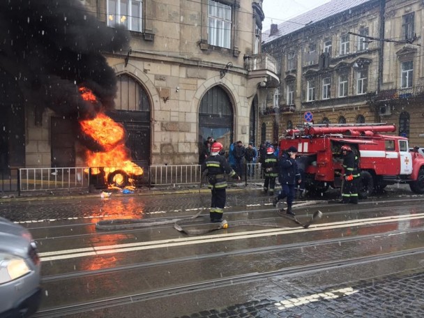 Во Львове десятки людей зажгли шины в знак протеста: появились видео (1)