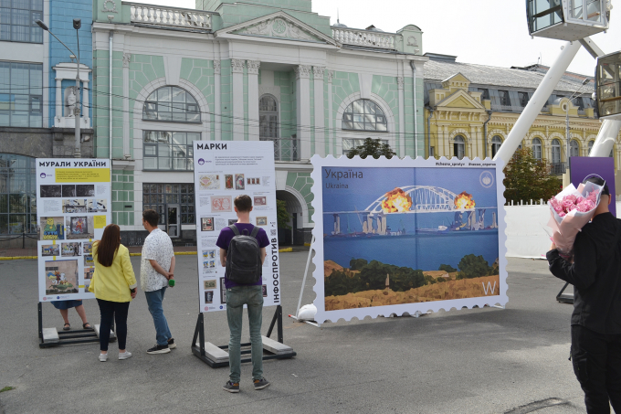 Бий окупанта: Рух ЧЕСНО відкрив виставку “Інфоспротив” у Києві (3)