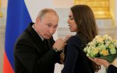 Путин шокировал взглядом, прикасаясь к груди чемпионки: опубликовано фото
