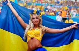 Украинская болельщица поразила своей красотой на Евро-2016: опубликованы фото