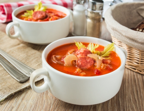 Томатный суп с чечевицей и колбасками