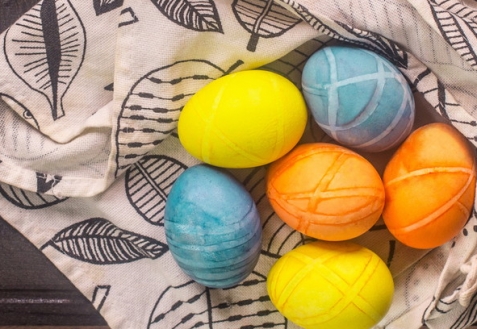 Как покрасить яйца на Пасху скотчем (видео)