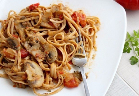 Спагетти с грибами и соевым соусом (видео)