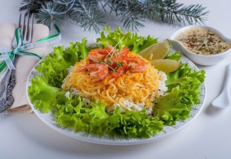 Рецепт на Новый год: Слоеный салат с креветками