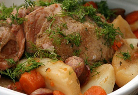 Рецепт - Жаркое из курицы, копченых колбасок и картофеля