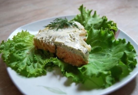 Рецепт - Семга, запеченная с картофелем в сметанном соусе