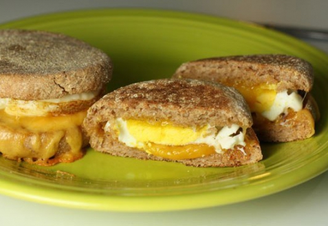 Рецепт - Мини-бургеры с яйцом и сыром
