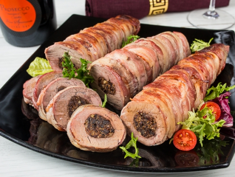 Рецепт на Новый год: Свиная вырезка с начинкой из чернослива