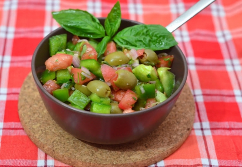 Рецепт - Овощной салат с оливками