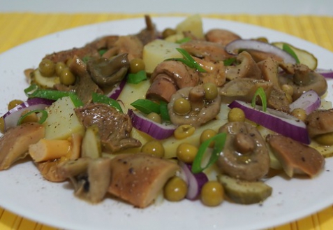 Рецепт - Салат с картошкой и маринованными грибами