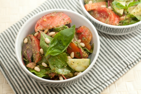 Рецепт - Овощной салат с песто
