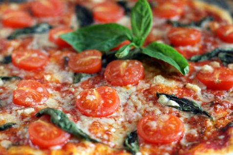 Рецепт - Пицца с помидорами черри и базиликом