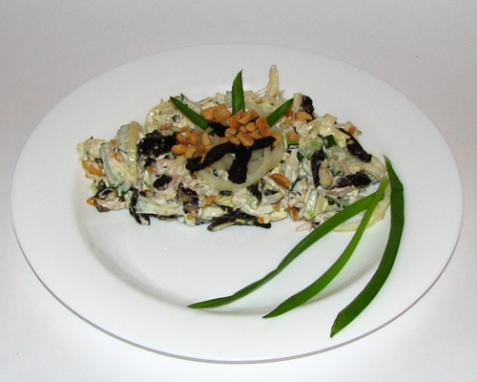 Салат из капусты с курицей и черносливом - рецепт