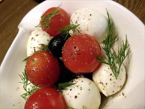Салат из помидоров, яиц и моцареллы - рецепт