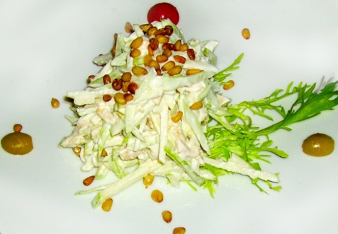 Салат с сельдереем, яблоком и кедровыми орешками - рецепт