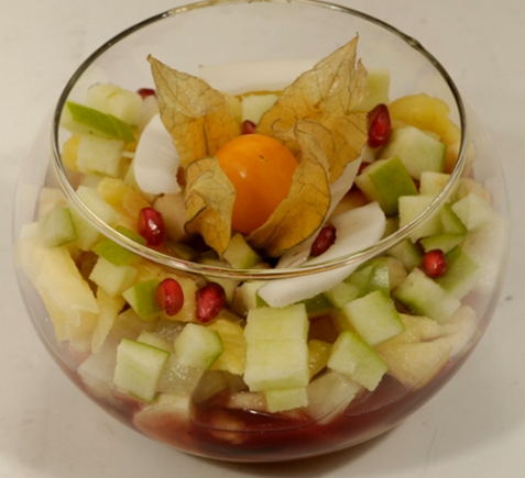 Салат фруктовый с земляничным сиропом - рецепт