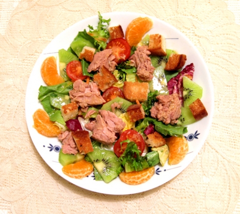 Салат с тунцом, мандаринами и киви в абрикосовом соусе - рецепт