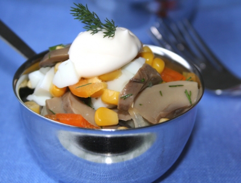 Салат с грибами и кукурузой - рецепт
