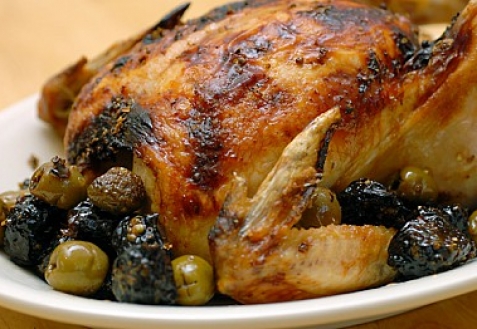 Курица с черносливом и оливками